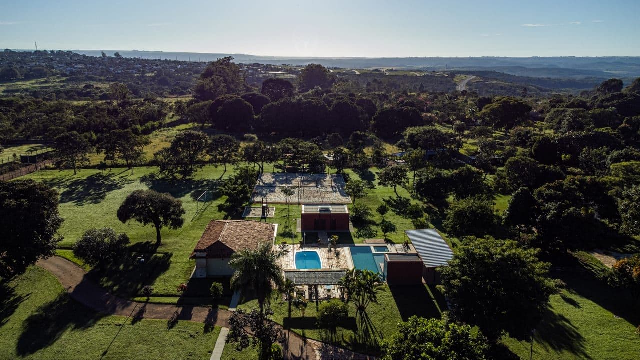 El Villaggio dos Pássaros visto desde lo alto, con las piscinas en el centro y el cerrado en el horizonte